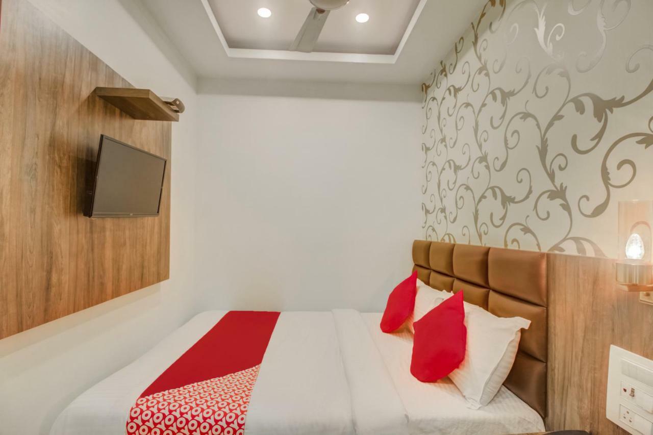Oyo 42009 Hotel A One Suite Mumbai Exteriör bild